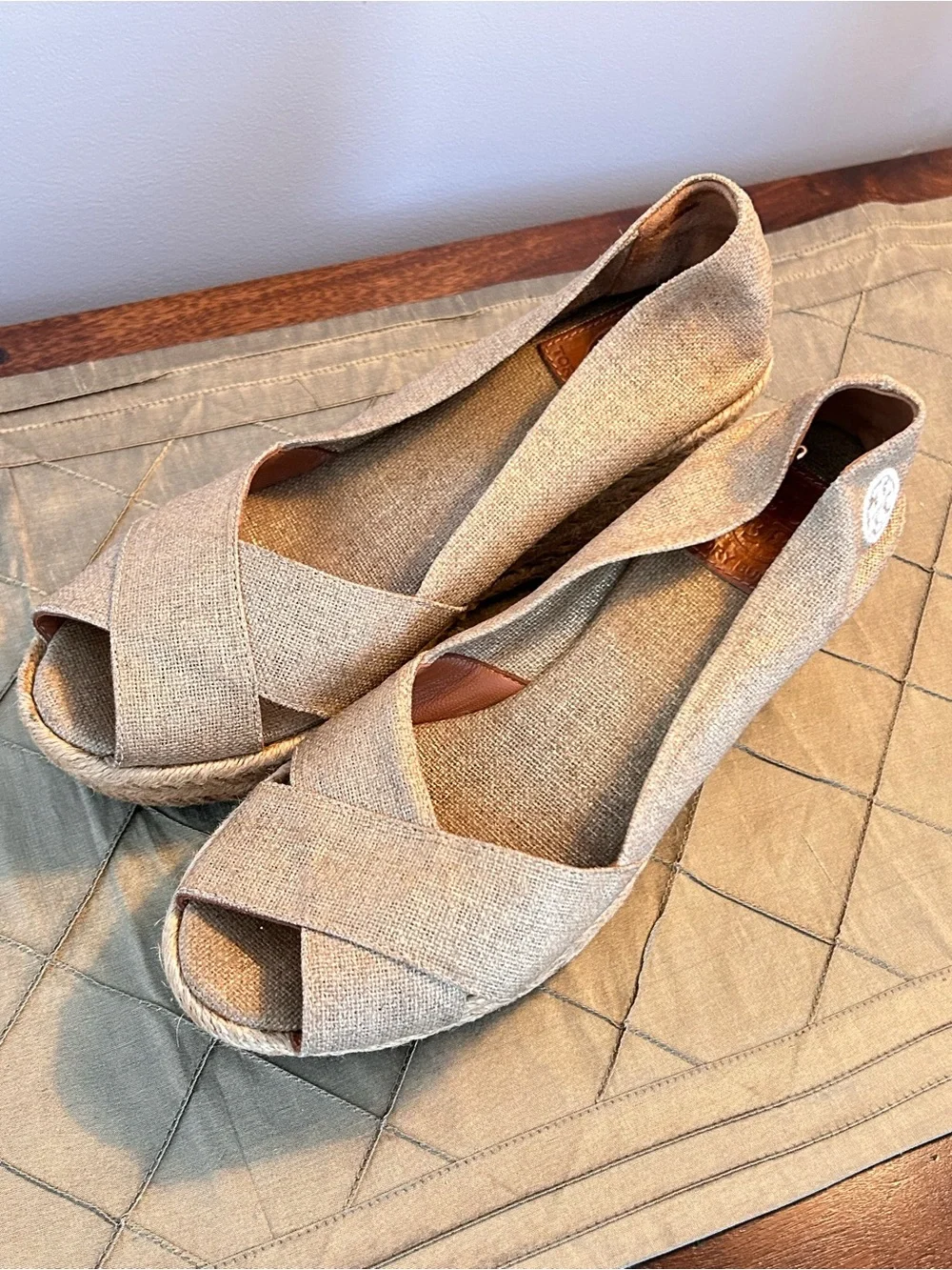 Tory Burch Filipa Gold Shimmer Beige Espadrille Wedge Peep-Toe Size 8